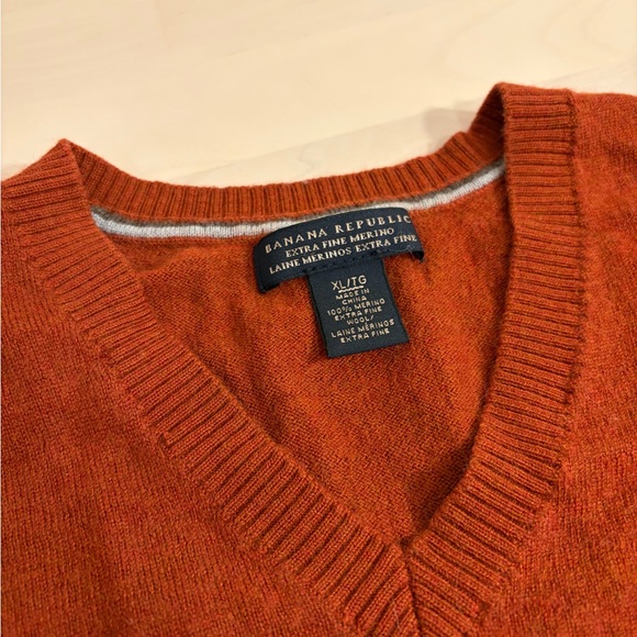 Banana Republic Men's Rust V-Neck Sweater - Picture 2 of 4